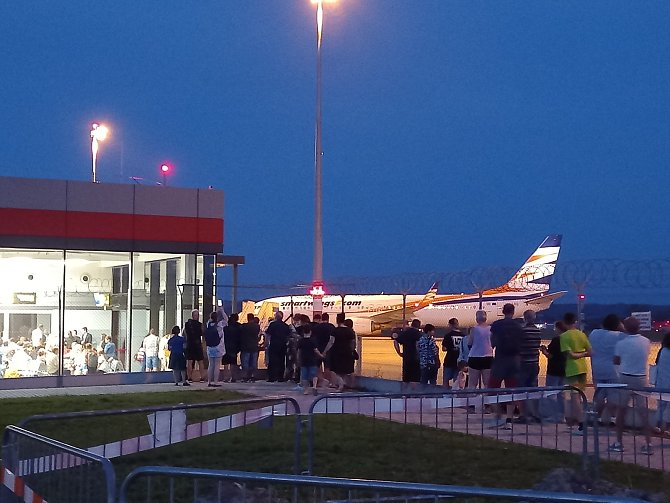 Změna dopravce možná čeká Cestovní kancelář Čedok při letech z Českých Budějovic. Příští rok to nemá být Smartwings. Ten letos turistické lety zahájil za velkého zájmu veřejnosti.