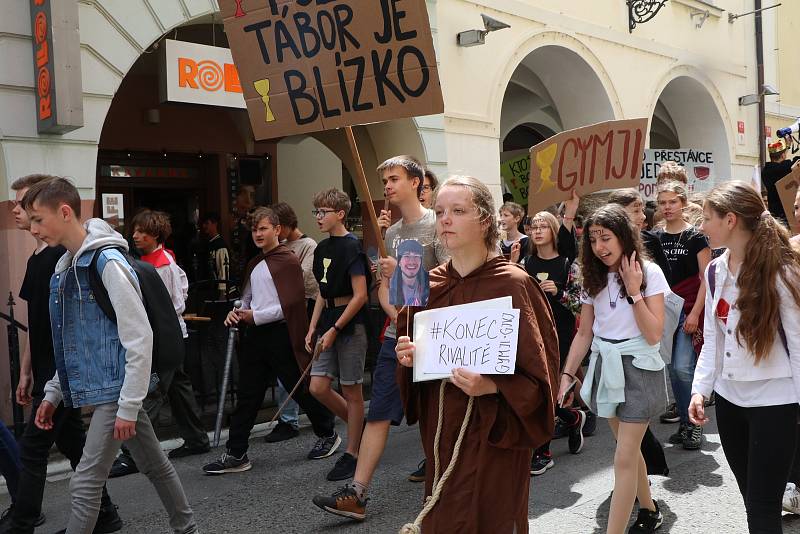 Budějovický majáles vyvrcholil v pátek průvodem.