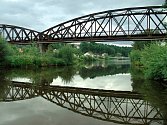 Historickou hodnotu bude mít zanedlouho i tento novodobý  snímek železničního mostu v Boršově nad Vltavou.