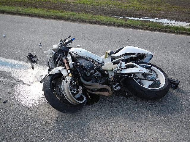Smrtí skončila nehoda motocyklu Suzuki GSX 100 a Renaultu Mégane u Sedlíkovic. Viník zemřel, druhý účastník se zmrzačil.