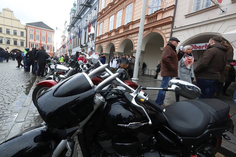 Sraz motorkářů na budějovickém náměstí Přemysla Otakara II. na Štědrý den.