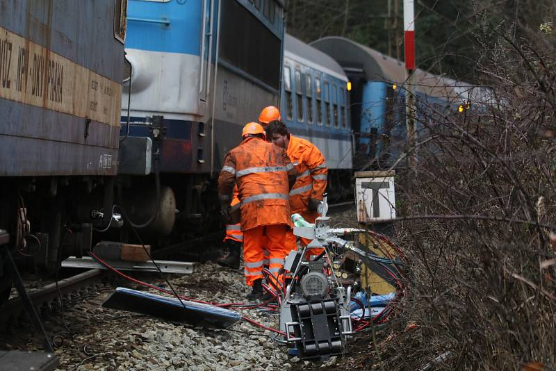 Práce na nakolejení vykolejeného rychlíku Rožmberk u stanice Hluboká nad Vltavou - Zámostí.