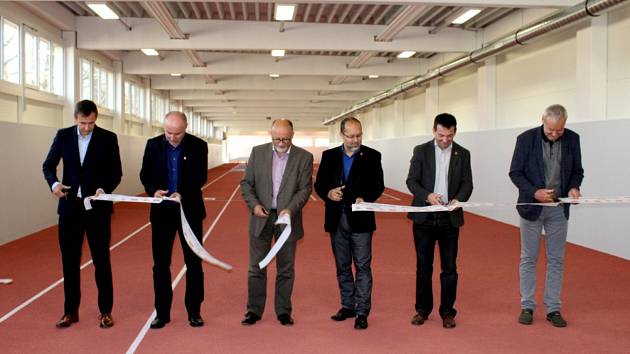 Nový atletický koridor nechalo postavit město České Budějovice při budějovické ZŠ Oskara Nedbala. Stavba trvala jen osm měsíců.
