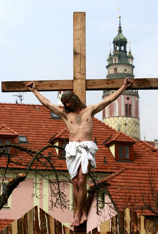 Ochotníci z Hořic na Šumavě sehráli na Bílou sobotu v jedničných reálných kulisách Českého Krumlova pašíjové představení o ukřižování Ježíše krista. 