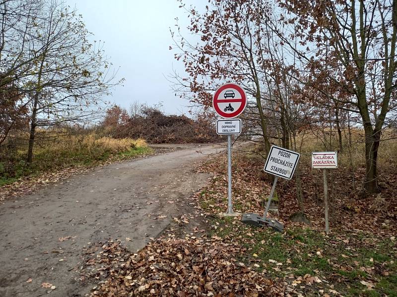 Tři nové stezky pro pěší a cyklisty buď slouží nebo se staví v Českých Budějovicích a v okolí. Na snímku trasa od Terna k firmě Bosch v jihočeské metropoli.