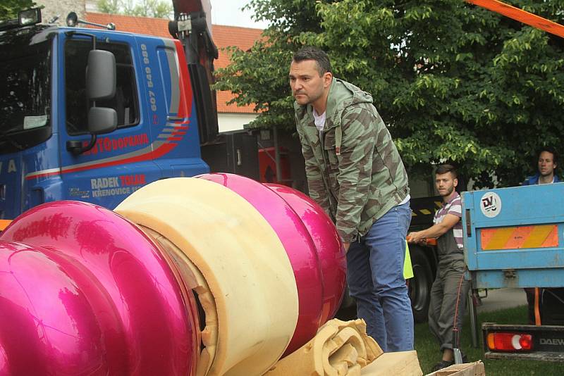 Už devátým rokem oživuje výstava Umění ve městě veřejný prostor Českých Budějovic. Socha Andreje Margoče - Dvaja (z cyklu Premeny autoportrétu). 