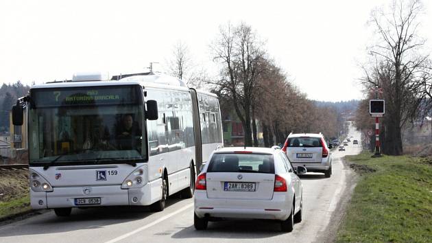 Železniční přejezd mezi Rožnovem a Včelnou. 