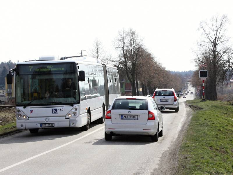 Železniční přejezd mezi Rožnovem a Včelnou. 