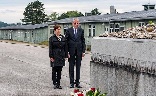 Van Bellen s partnerkou v Mauthausenu.