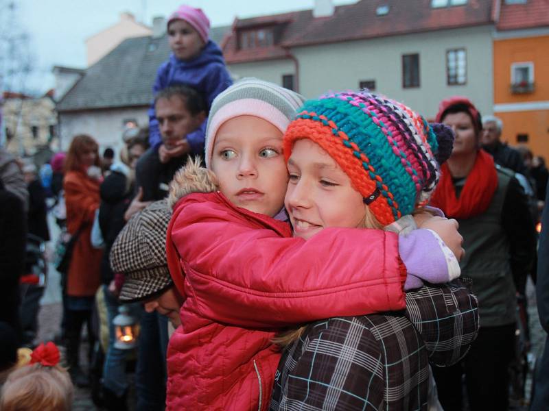 Svatý Martin přijel v sobotu na Piaristické náměstí v Českých Budějovicích. Děti spolu se svými rodiči tady nejprve zhlédli pohádku s příběhem o sv. Martinovi, pak se všichni společně vydali na lampionový průvod.