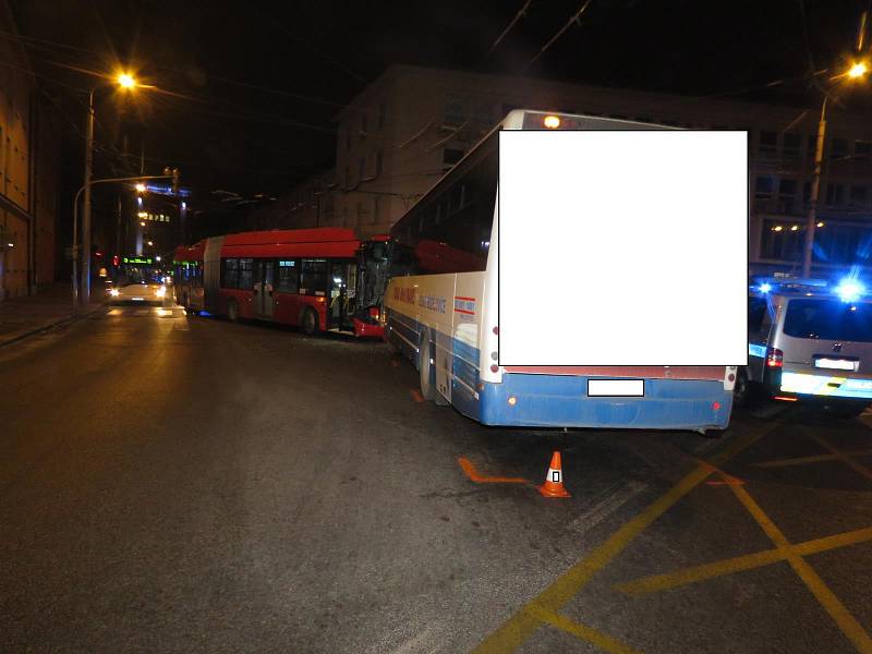 Čelní srážka linkového autobusu s trolejbusem skončila bez zranění