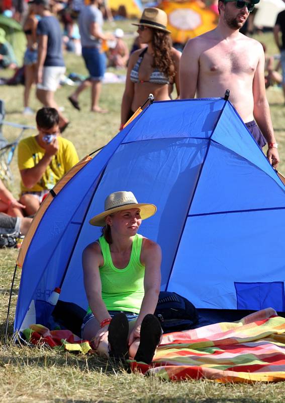 Hudba, horko a moře lidí na festivalu v Rožmberku