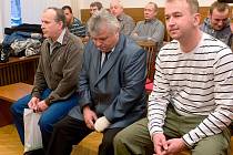U okresního soudu začalo 26. ledna líčení se třemi policisty. Čelí obžalobě z nedbalosti při vyšetřování výhrůžek Jana Heidingera rodičům, které loni v únoru zavraždil. Zleva policisté Jan Gregor, Jiří Kysela a Pavel Zeman.
