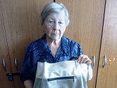 Eliška Rubanová darovala kabelku, kterou má již tři roky, do Kabelkového veletrhu Deníku.