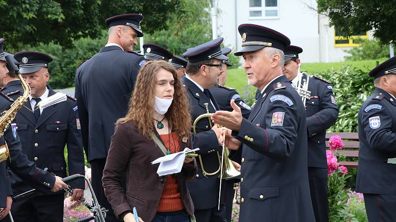 Hudba Hradní stráže a Policie ČR hrála v areálu budějovické nemocnice jako poděkování zdravotníkům za nasazení v době pandemie.