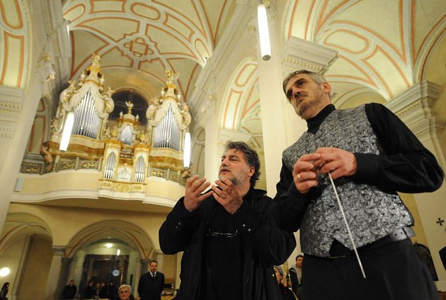 José Cura přijel do Českých Budějovic, kde 31. října opera Jihočeského divadla uvedla ve světové premiéře jeho skladbu Stabat Mater. Na snímku vlevo José Cura, vpravo Mario De Rose.