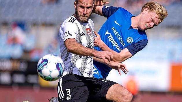 Martin Králik v zápase Dynama s Libercem (3:2) bojuje s hostujícím Žambůrkem.