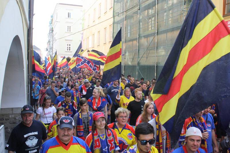 Slavnostní pochod českobudějovických hokejových fanoušků městem na první domácí utkání Motoru České Budějovice.