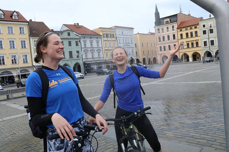 Mlžný opar na náměstí Přemysla Otakara II. Na náměstí se vrátily květináče s tryskami.