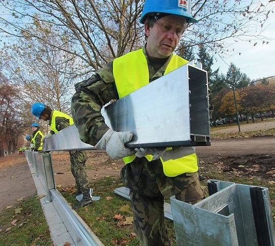 Cvičná stavba protipovodňové stěny na Jiráskově nábřeží v Českých Budějovicích.