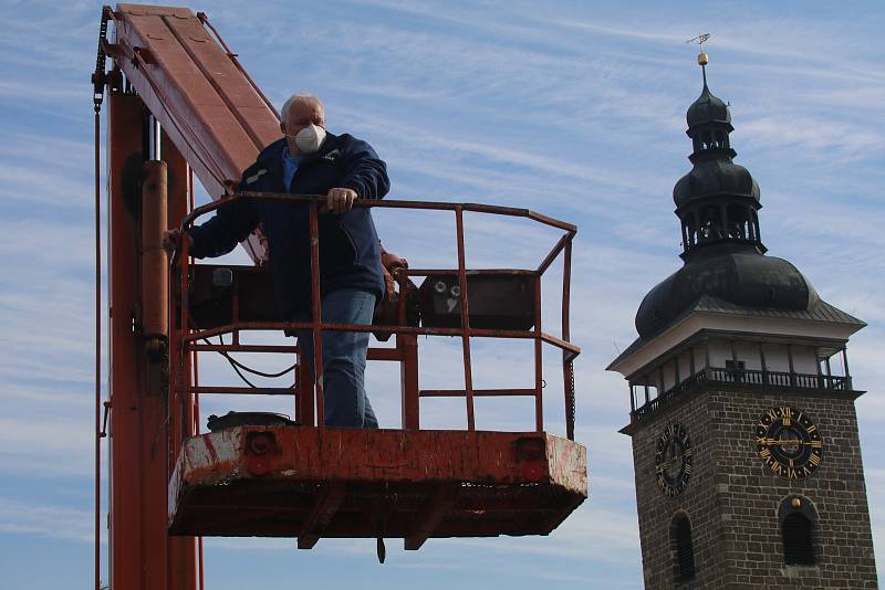 Příprava Samsonovy kašny na budějovickém náměstí na letní sezonu je v plném proudu.