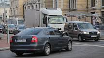 Na přechodu u Mercury srazil autobus chodkyni středního věku, která zraněním na místě podlehla.