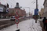 Sněžení také znepříjemnilo život lidem čekajícím na budějovickém vlakovém nádraží.