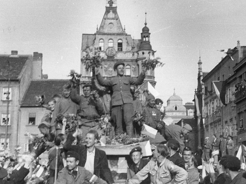 První vojáci Rudé armády na českobudějovickém náměstí v květnu 1945.