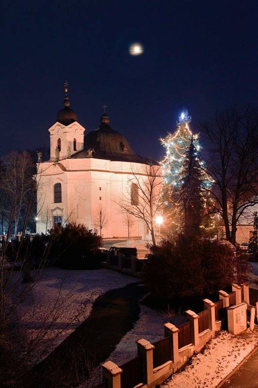 Na tři stovky lidí sledovaly v sobotu po setmění rozsvícení vánočního stromu v Dobré Vodě u Českých Budějovic.