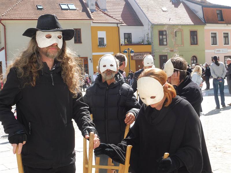 Na Velký pátek lidé sledovali průvod městem Velikonoční hrkání Divadla Víti Marčíka. Ve 12 h hrkání symbolizovalo Golgotu.