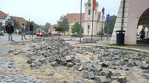 Velké škody napáchaly v Týně nad Vltavou bouřky spojené s přívalovým deštěm. Poničená je dlažba na náměstí i několik ulic.