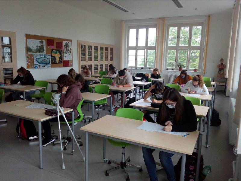 Jubilejní základní škola svatováclavská ve Strýčicích přivítala 11. května 2020 po dlouhé přestávce žáky deváté třídy. Na přípravu k přijímačkám dorazilo 14 žáků.