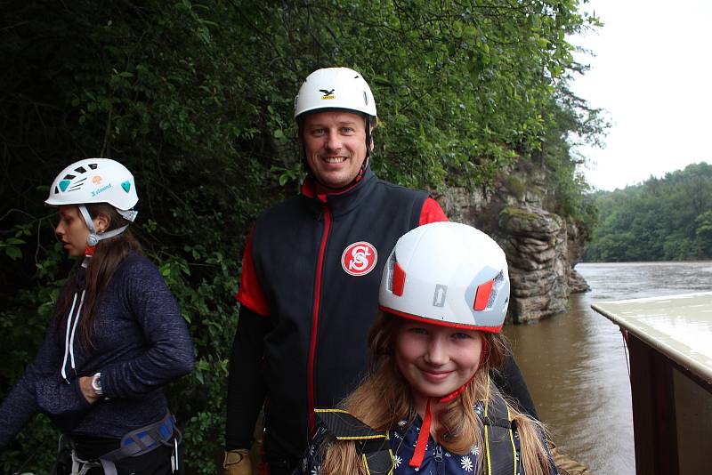 Na skále nad Vltavou mezi Hlubokou a Purkarcem je nová via ferrata, vhodná je i pro rodiny s fyzicky zdatnými dětmi.