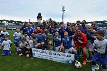 Fotbalisté Hluboké slaví na prvoligovém stadionu Dynama vítězství v Samson Cupu.