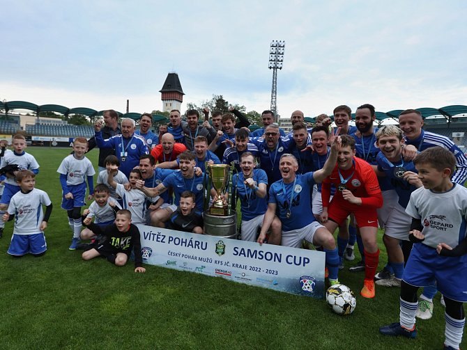 Fotbalisté Hluboké slaví na prvoligovém stadionu Dynama vítězství v Samson Cupu.