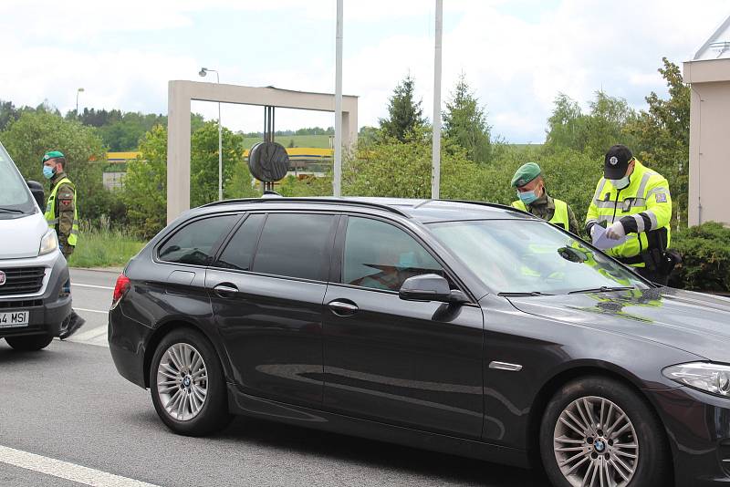 Na hraničním přechodu na Dolním Dvořišti policisté kontrolují všechna zahraniční osobní auta.