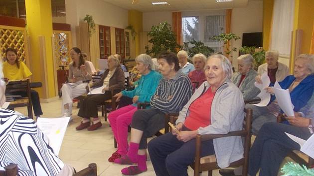 Pilně zkoušeli přímo v hale domova pro seniory. Do zpěvu koled se pustili opravdu s nadšením.