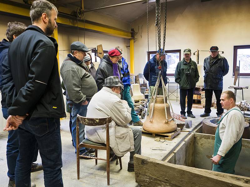 Nový zvon pro komařický zámek na sobě nese reliéfy sv. Bartoloměje, jemuž byl zasvěcen místní kostel, na jehož místě nyní stojí kaplička sv. Bernarda, a nápis Aby lidé měli k sobě blíž.