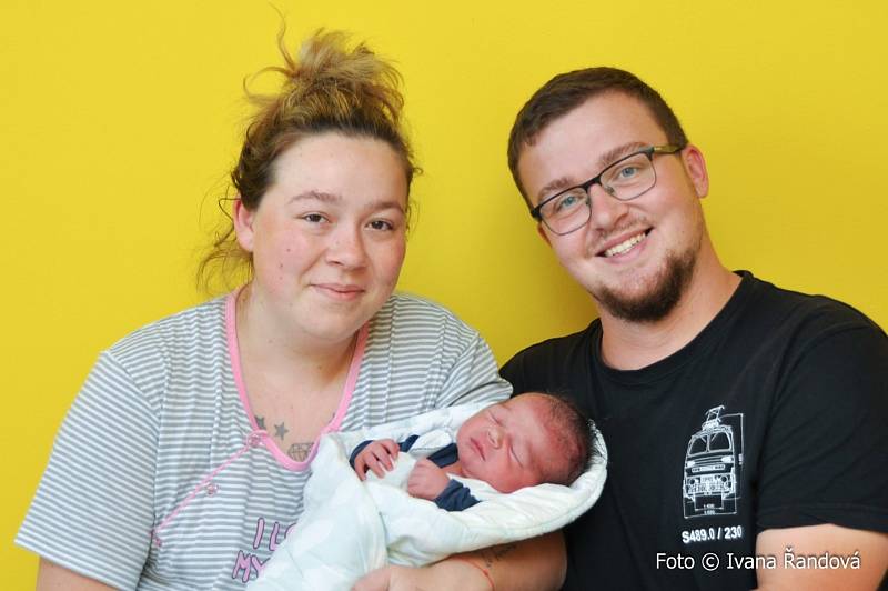 Max Sipl ze Strakonic. Z prvorozeného syna se radují rodiče Izabela a Miloslav. Jejich chlapeček se narodil 18.7. 2022 v 5.52 hodin a jeho porodní váha byla 3710 g.