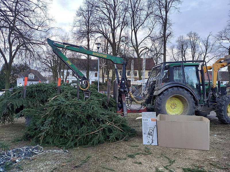 Zlomený kmen vánočního stromu v Lišově. Úklid v pátek dopoledne.