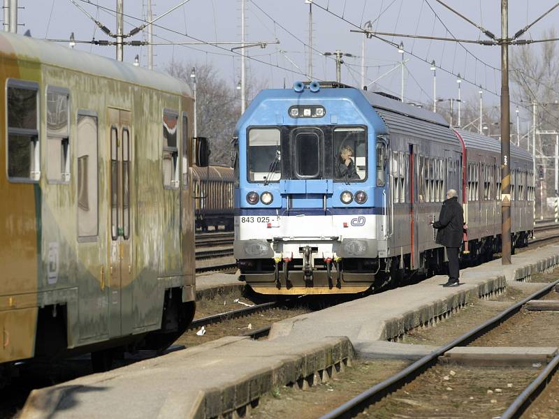 Na konci roku 2011, když začal platit nový jízdní řád, se v Jihočeském kraji spoje hlavně rušily. Uběhlo pár měsíců a některé se zase přidávají. Pro mnoho cestujících jsou tyto změny chaotické a podle nich ti, kteří plánují dopravu, postupují bez koncepce