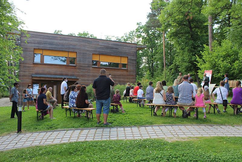 Slavnostní vyhlášení krajského kola 11. ročníku výtvarné soutěže „Lesy a příroda kolem nás" se konalo v parku u budovy Oblastního ředitelství jižní Čechy v Dobré Vodě.