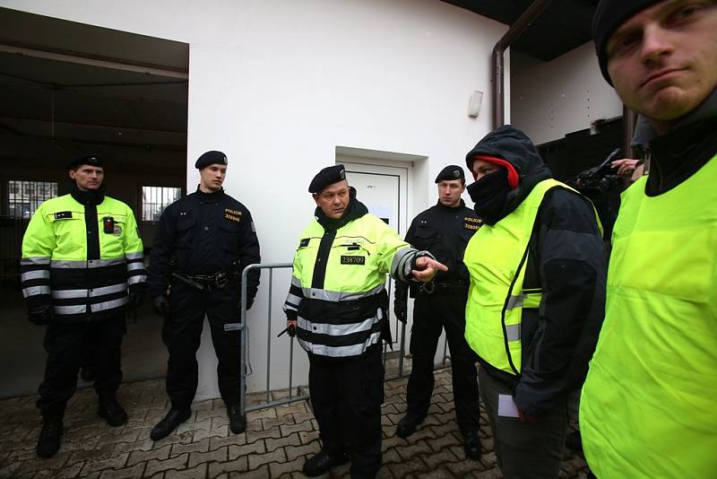 Jihočeští policisté cvičili na hranicích procedury spojené se zadržením migrantů a žadatelů o azyl. Roli uprchlíků sehráli při cvičení studenti policejní školy z Prahy – Hrdlořez.