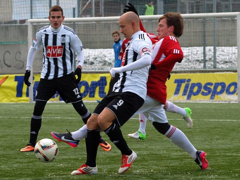 V lednové Tipsport lize hrálo Dynamo na Žižkově 1:1 (Pavla Haška atakuje žižkovský Redzepi, vlevo Jan Hála), jak dopadne páteční předjarní generálka na Střeleckém ostrově?