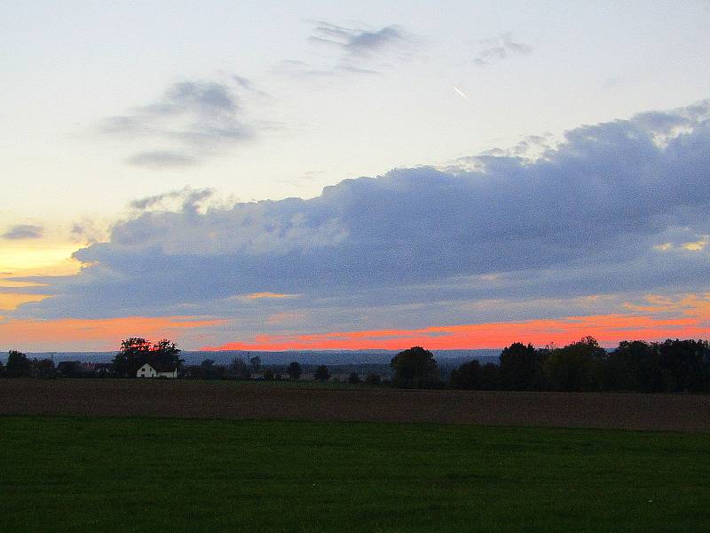 Podzimní západy slunce, ranní mlha a červánky, to jsou meteorologické jevy, které stále fascinují. Odborníci prozradili, jak vznikají.