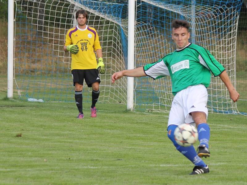 V bílém hrající Dolní Bukovsko doma se Suchdolem (2:2) zachraňovalo bod gólem Jiřího Kliky v 89. minutě, kdy hrálo bez dvou vyloučených. 