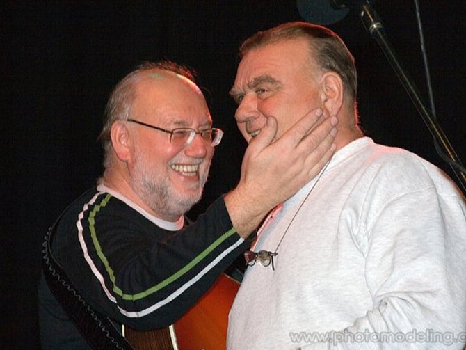 BRATŘI NEDVĚDOVÉ V OBJETÍ. Po několikaletých problémech mezi Janem a Františkem se oba opět usmířili a vystoupí společně na pátečním koncertu v Třeboni. 