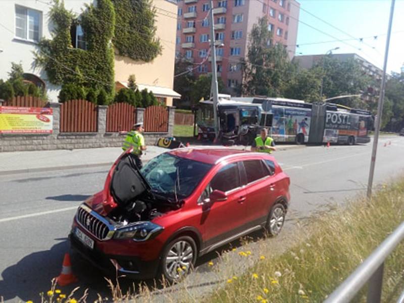 V pondělí ráno se na českobudějovickém sídlišti Máj střetl trolejbus s osobním autem.