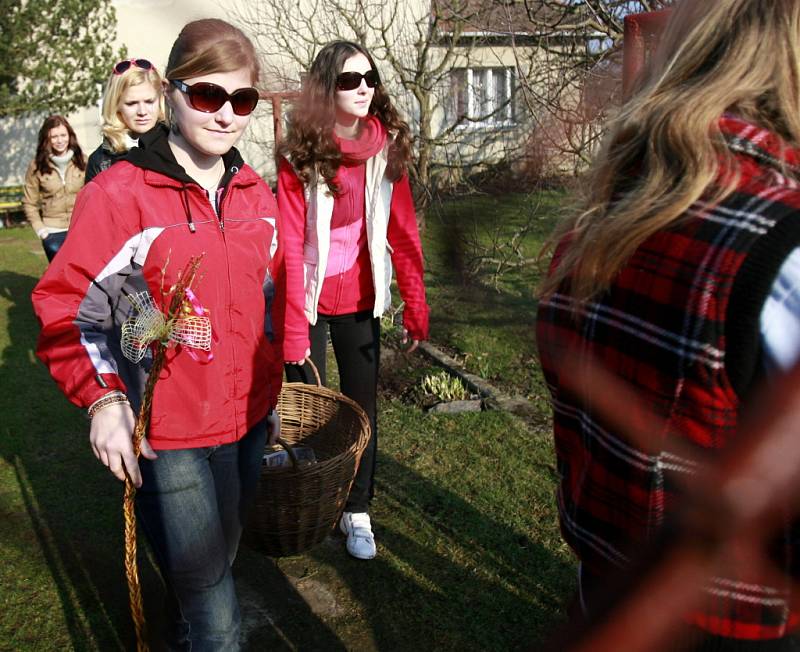 Mladé dívky obcházely podle tradice ve smrtelnou neděli, pátou neděli postní,  stavení ve Vlastiboři na Táborsku s koledou vítající přichod teplého počasí.  