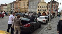 Jedno Porsche za druhým. Na budějovickém náměstí se ve čtvrtek dopoledne zastavili příznivci této značky